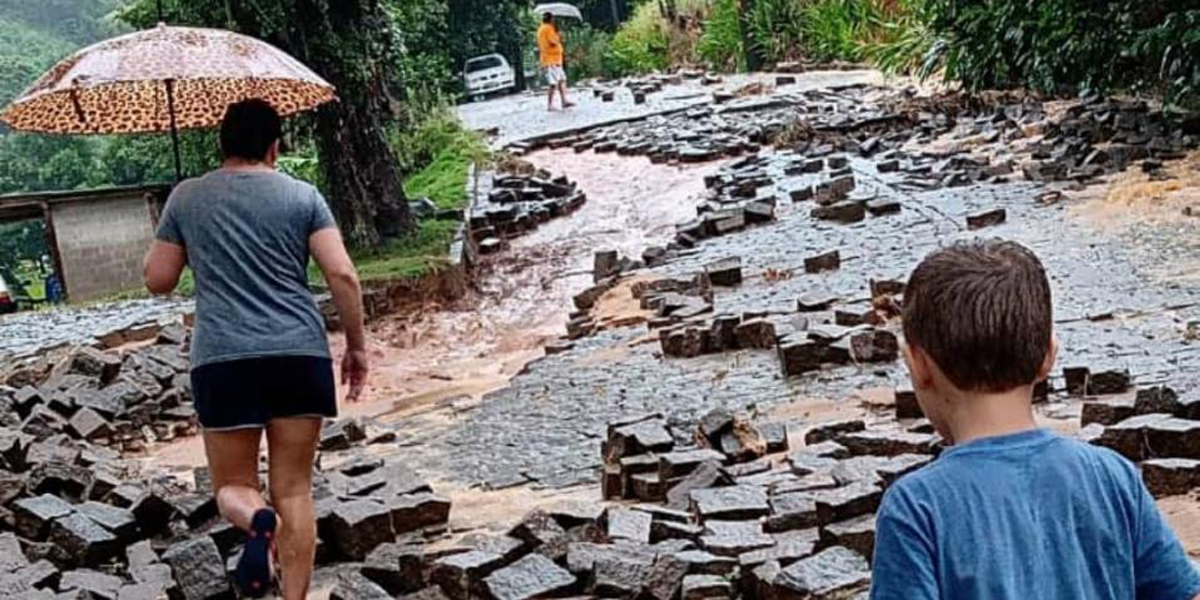 Chuva destrói rua e interdita estradas em municípios capixabas