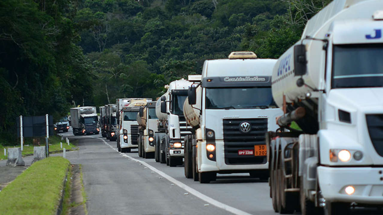 Covid-19: Abramet e Abrava lançam guia com recomendações específicas aos caminhoneiros