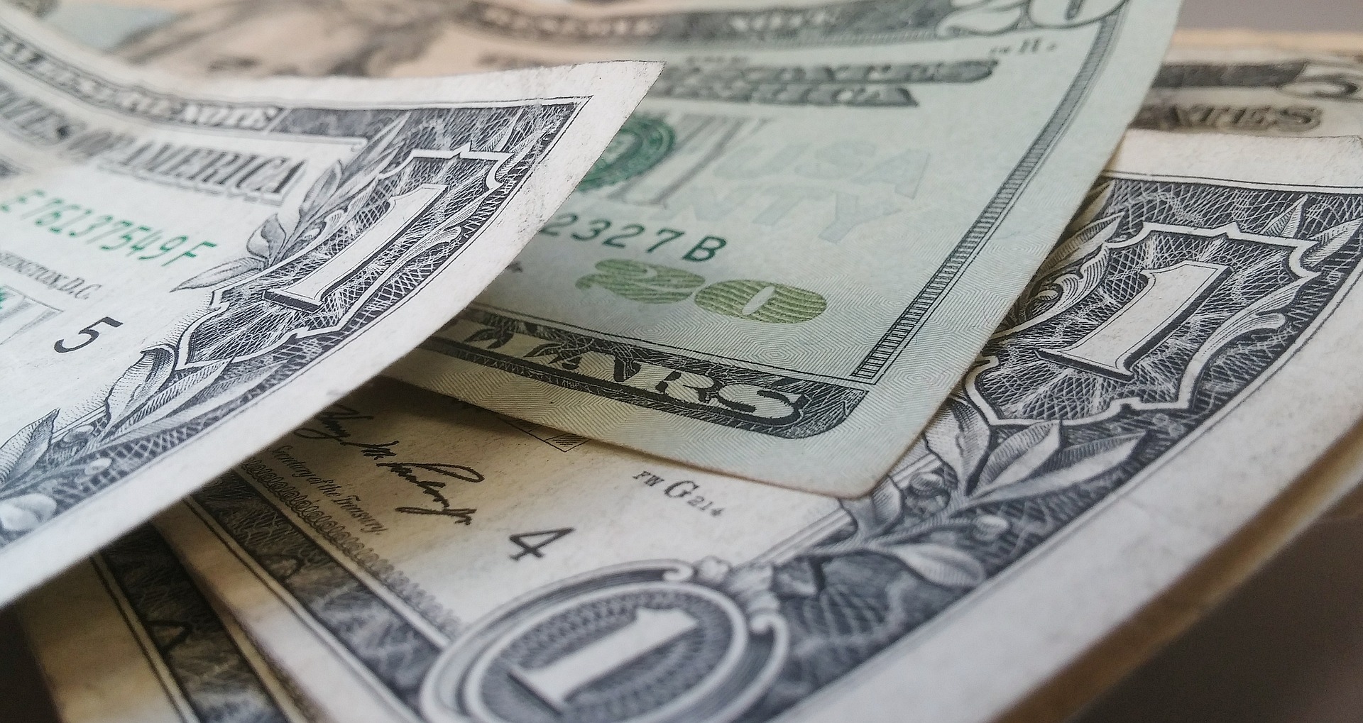 Dólar fecha a R$ 5,18, após mais restrições nos EUA para conter a covid-19