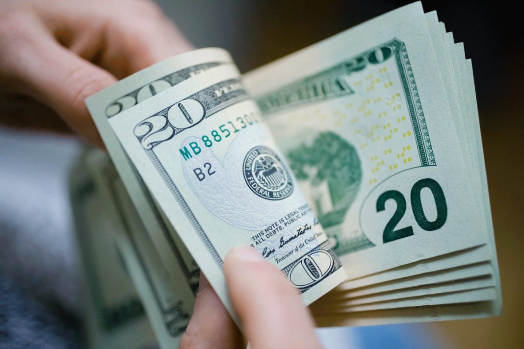 Dólar fecha a R$ 5  - maior alta diária desde maio de 2017