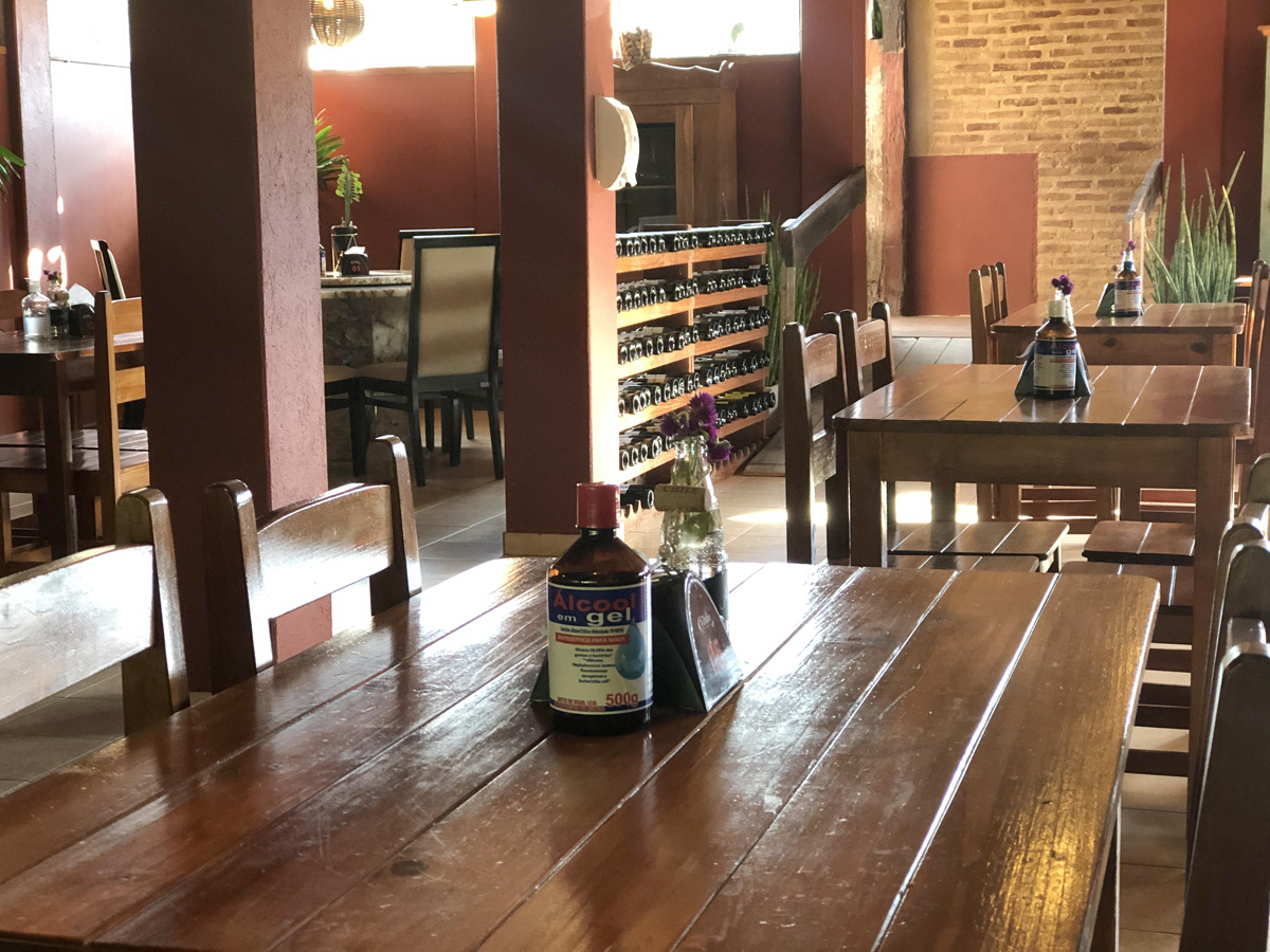 Restaurantes em municípios com risco moderado vão abrir aos sábados