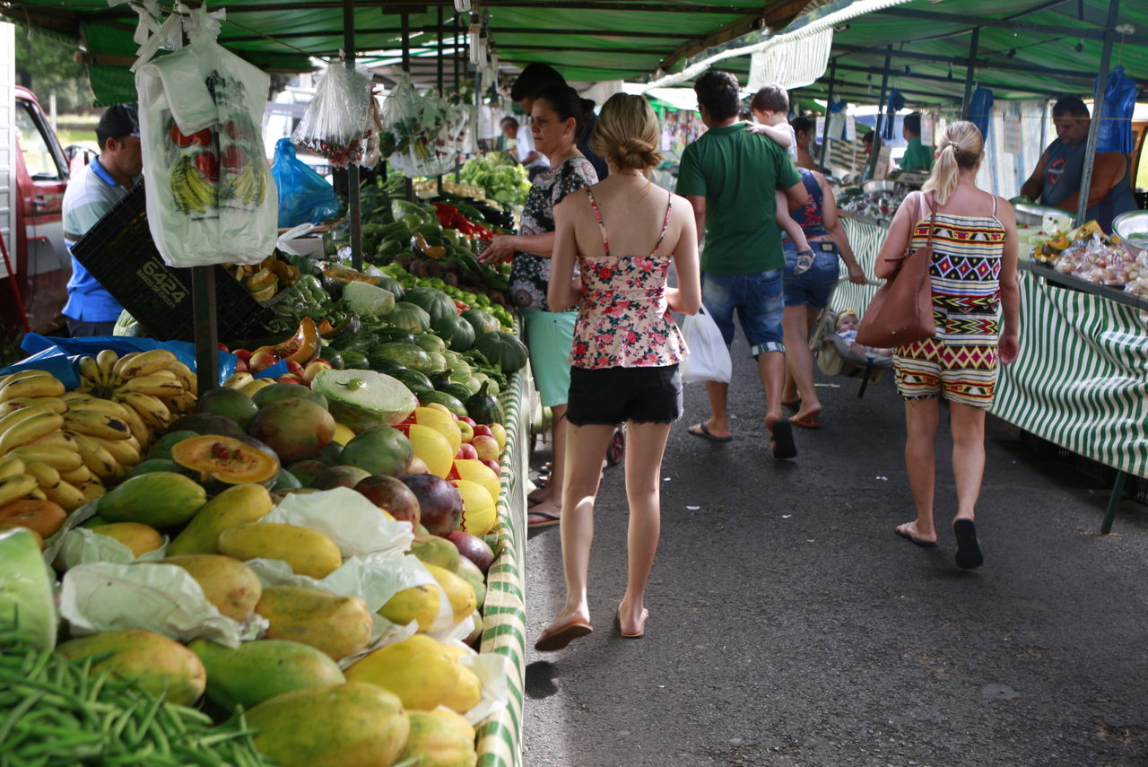 Ministério da Agricultura orienta feirantes e produtores para comercialização de hortifrútis
