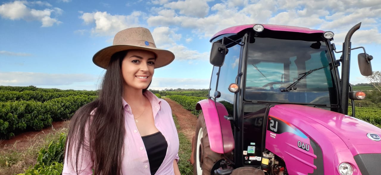 Cafeicultora realiza o sonho ter um trator rosa