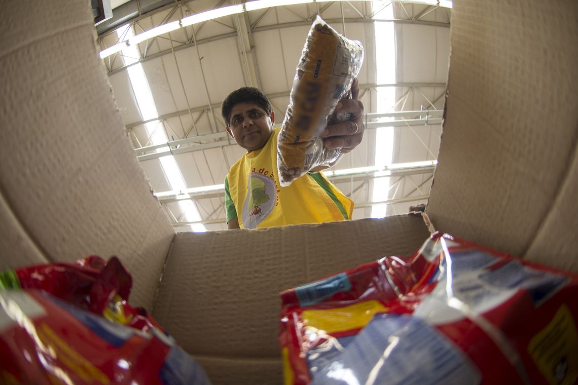 Famílias capixabas e mineiras atingidas por calamidades recebem cestas de alimentos