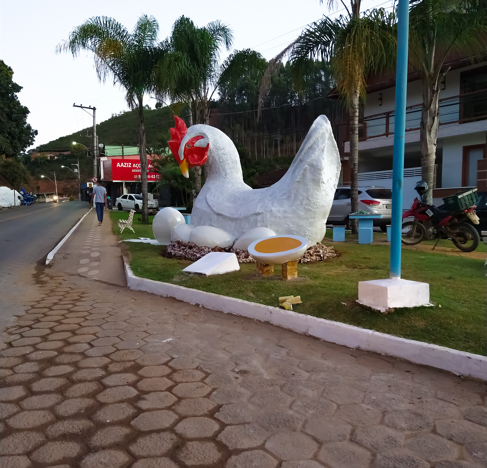 Conheça o novo monumento da cidade que mais produz ovos no Brasil