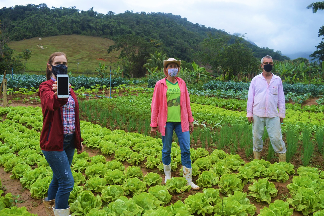 Família cultiva horta e lança delivery de verduras sem agrotóxicos