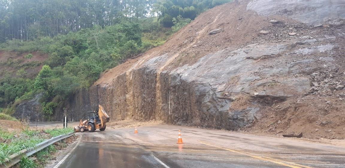 BR-262 totalmente interditada na tarde deste sábado