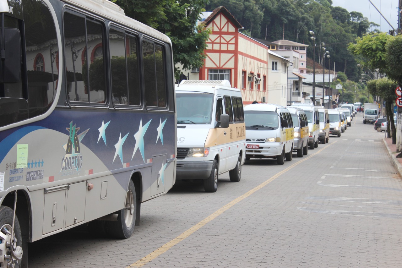Motoristas de transporte escolar realizam protesto em vários municípios