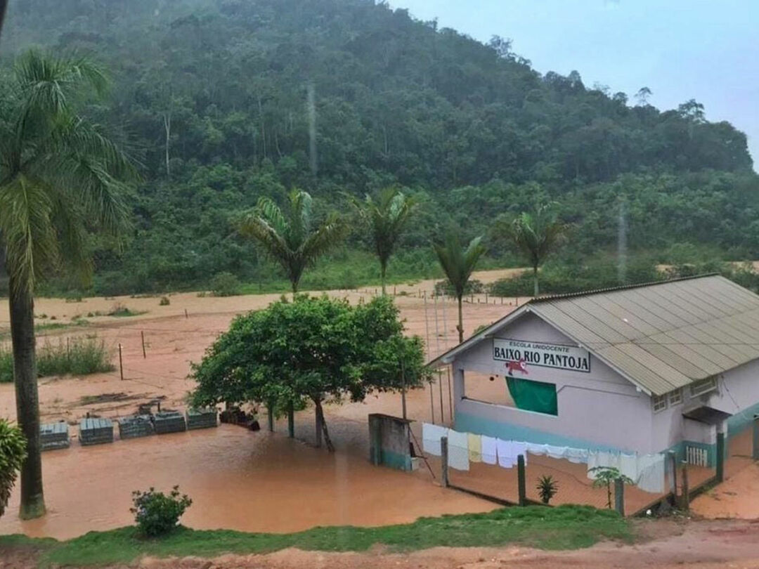 Alagamentos, estradas interditadas e destruição após fortes chuvas na Região Serrana