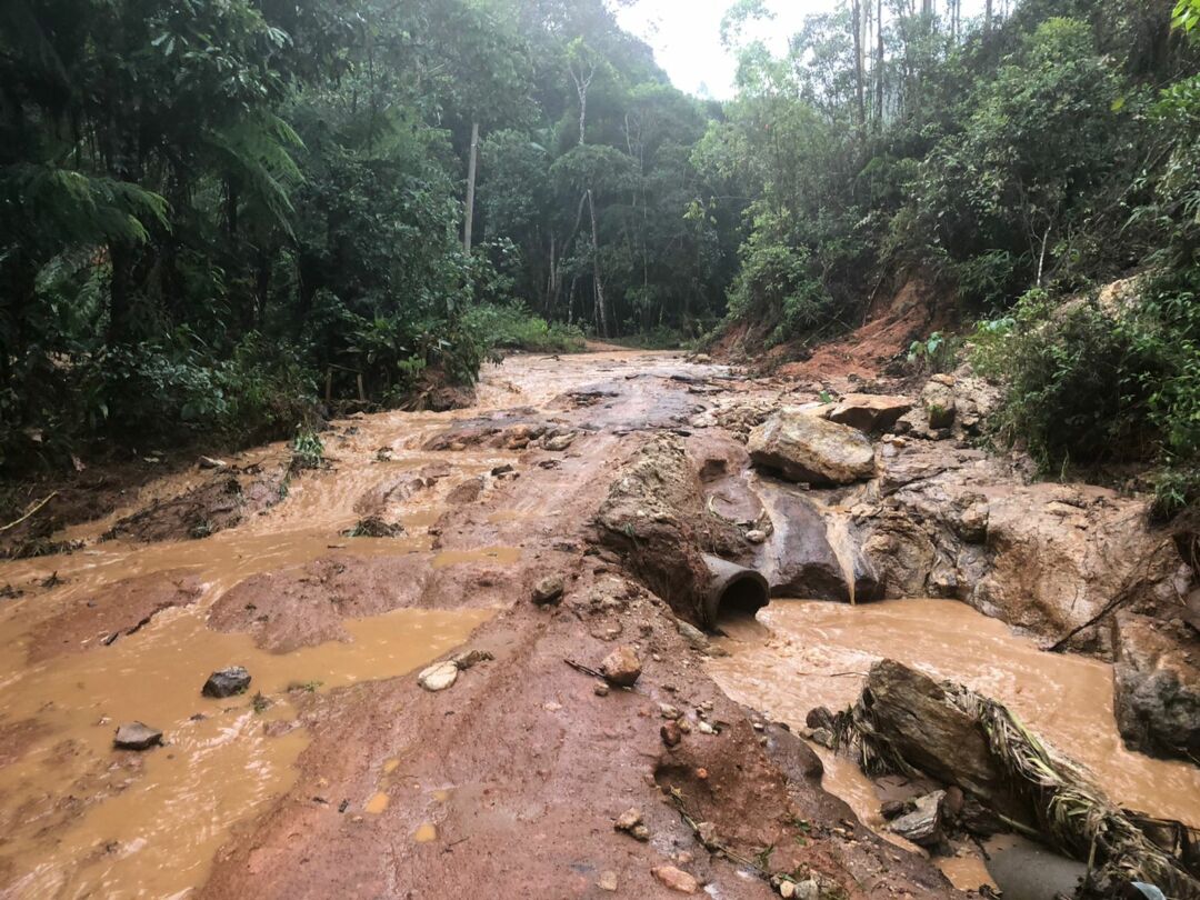 Chuva forte destrói lavouras e interdita estradas em Alfredo Chaves