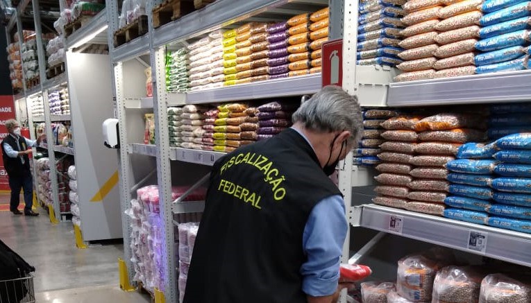 Fiscalização suspende comercialização de feijão e arroz com baixa qualidade