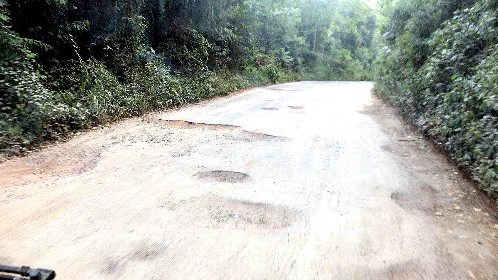Motoristas trafegam na contramão para desviar de buracos em rodovia no interior do Espírito Santo