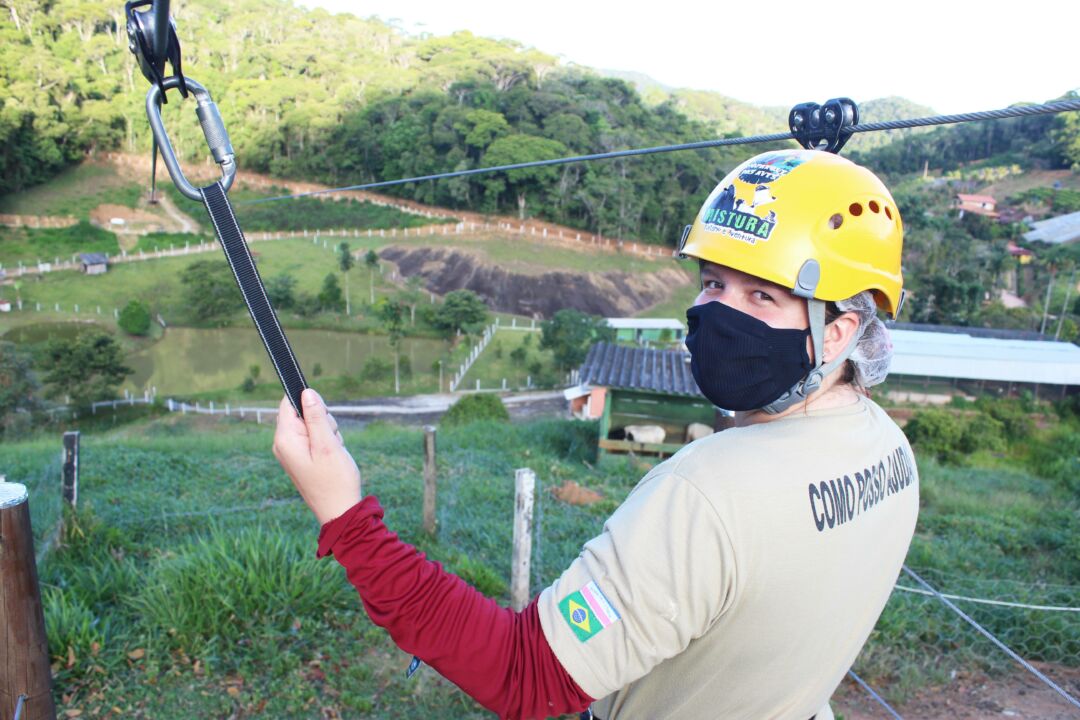 Tirolesa com mais de 200 metros vira atrativo para adultos e crianças em Domingos Martins