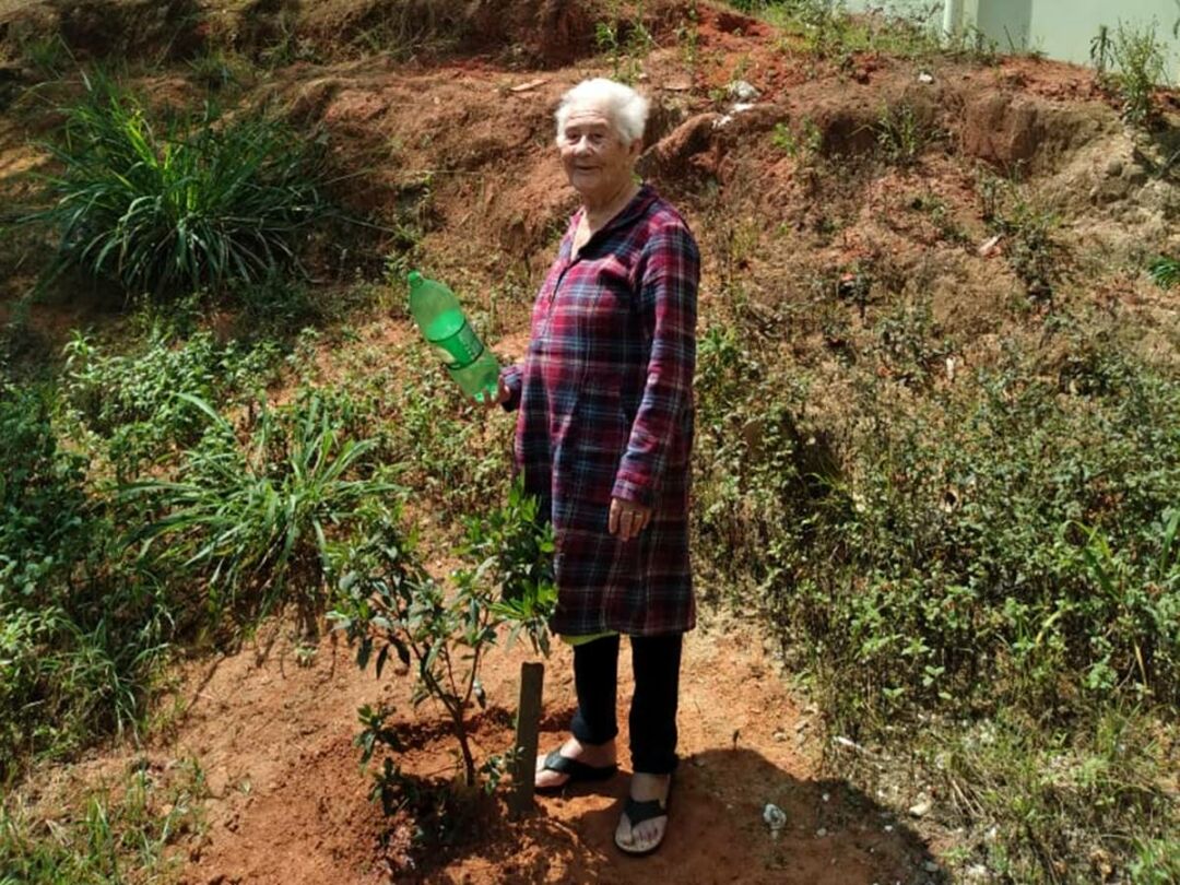 Idosa de 102 anos comemora Dia da Árvore e início da Primavera plantando uma árvore
