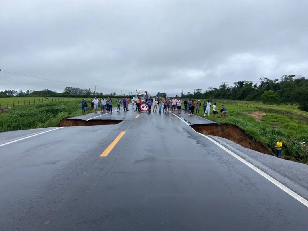 Rodovia federal é totalmente interditada no Espírito Santo após cratera destruir pista