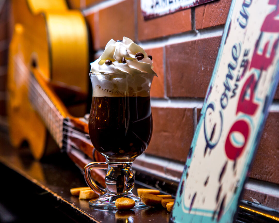 <strong>Dia do Irish Coffee: descubra como preparar uma versão do drinque clássico com vodka</strong>