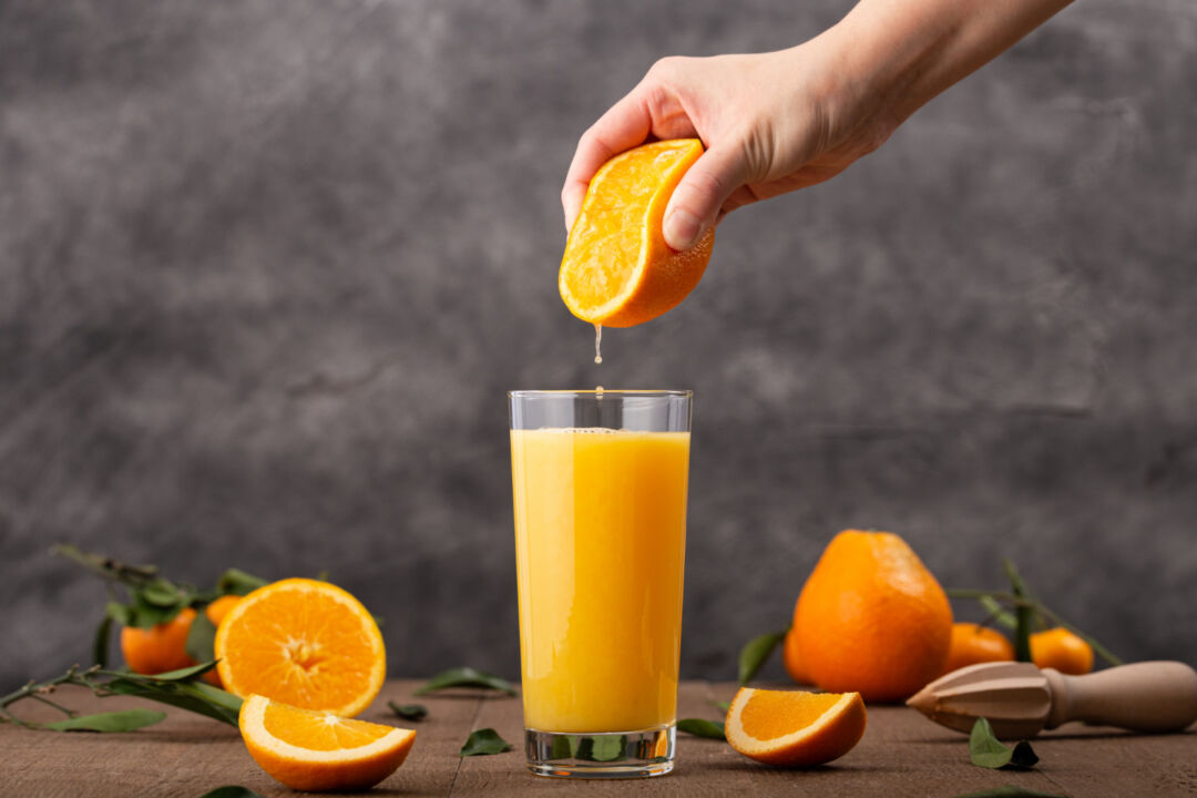 Quatro em cada cinco copos de suco de laranja consumidos no mundo são produzidos no Brasil