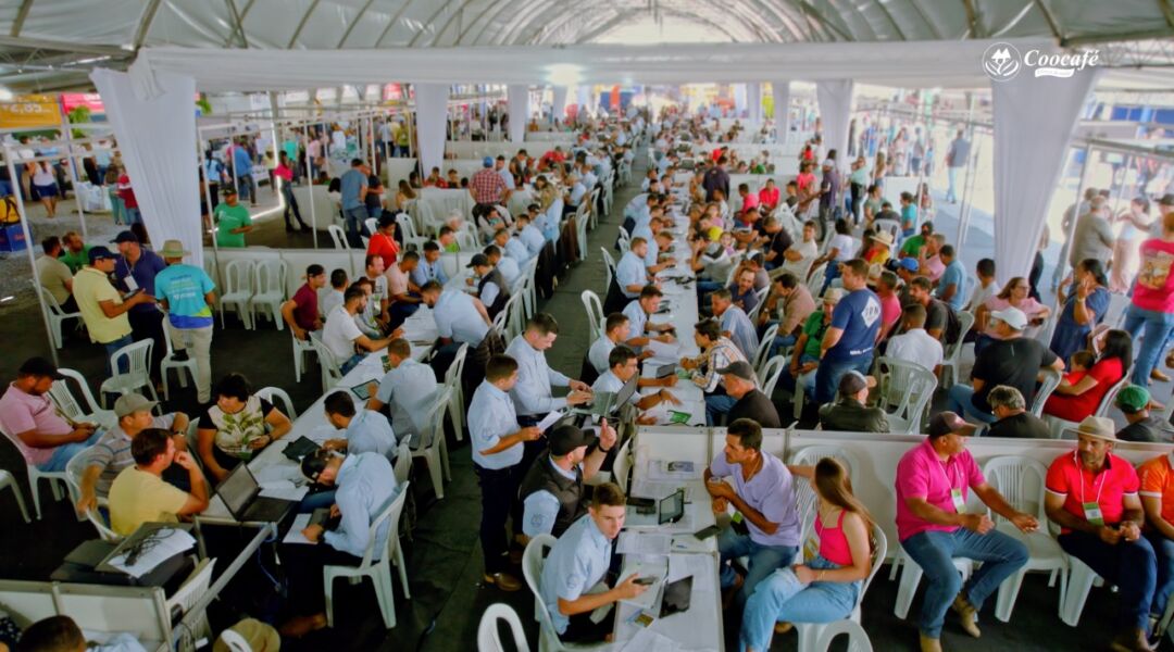 Mais de 10 mil pessoas participam da Feira de Negócios da Coocafé e da Coocafest