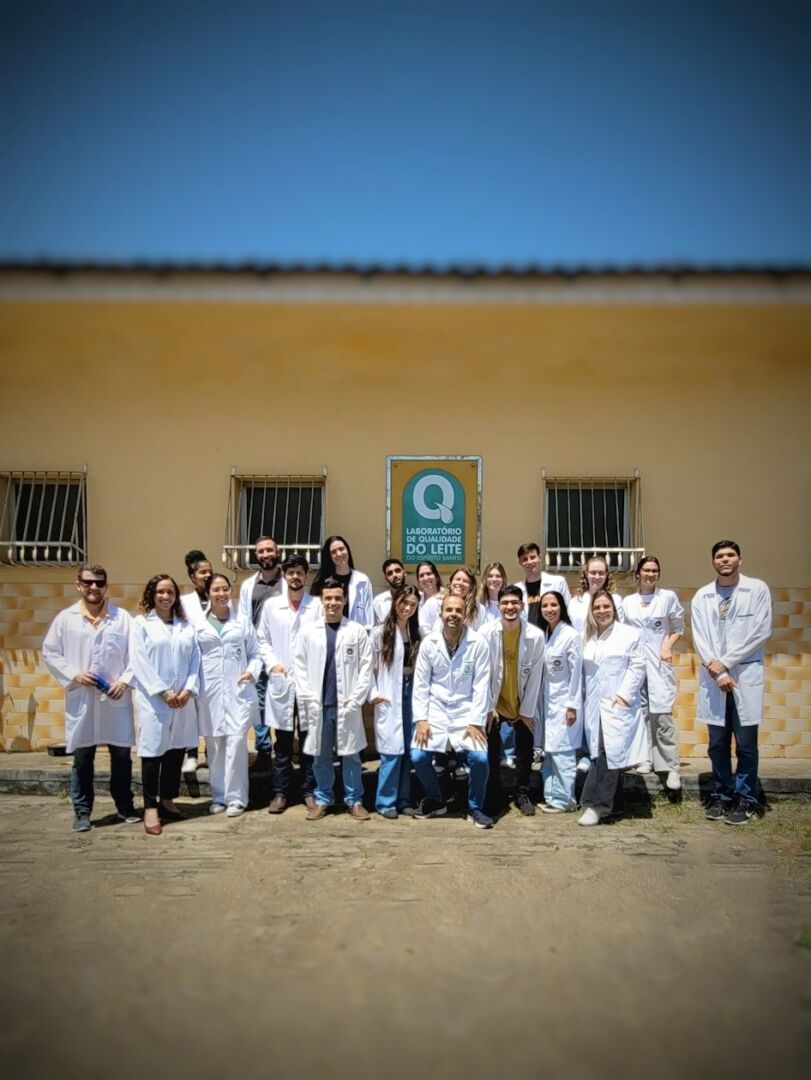 Alunos de Medicina Veterinária fazem visita técnica ao laboratório de diagnóstico do Idaf
