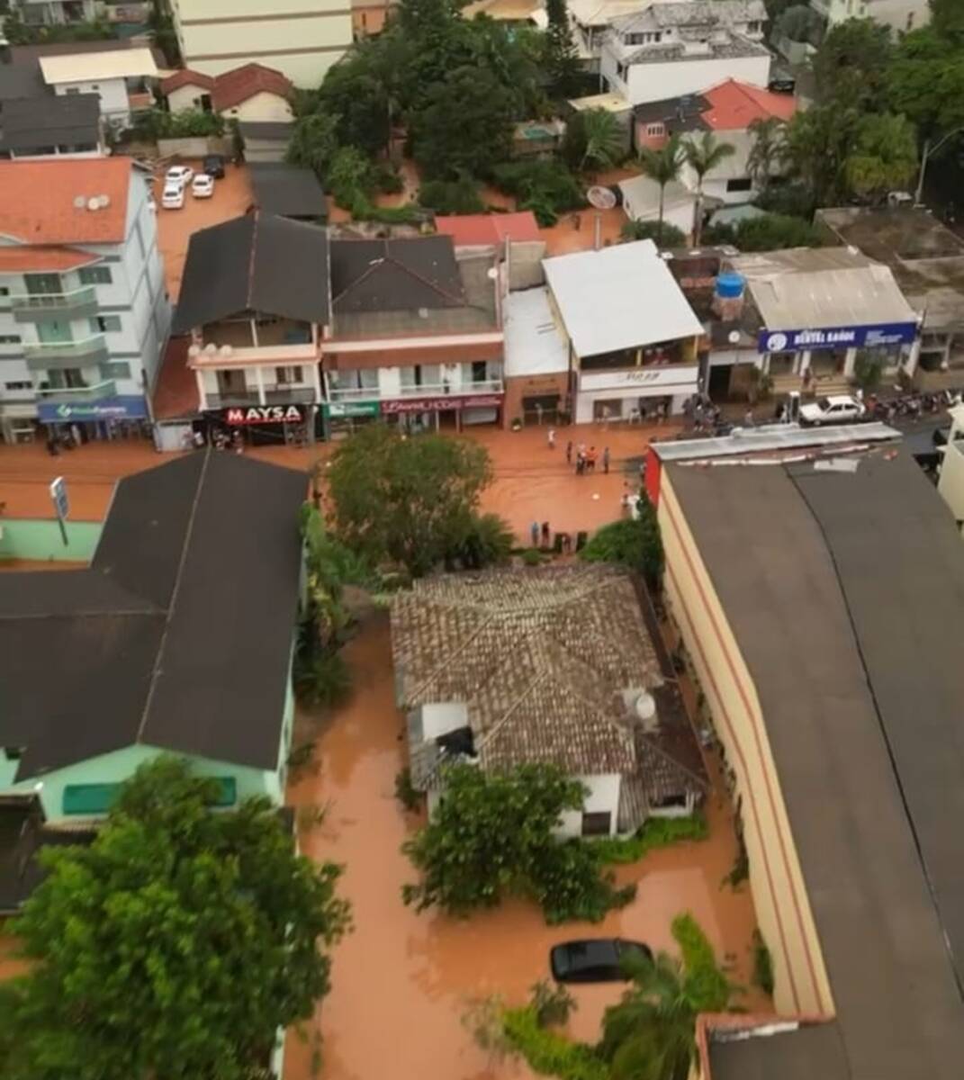 Temporal arrasta móveis, interdita rodovias e inunda casas, ruas e escola no Espírito Santo