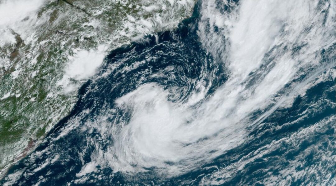 Ciclone que está na costa brasileira se transforma em tropical neste domingo