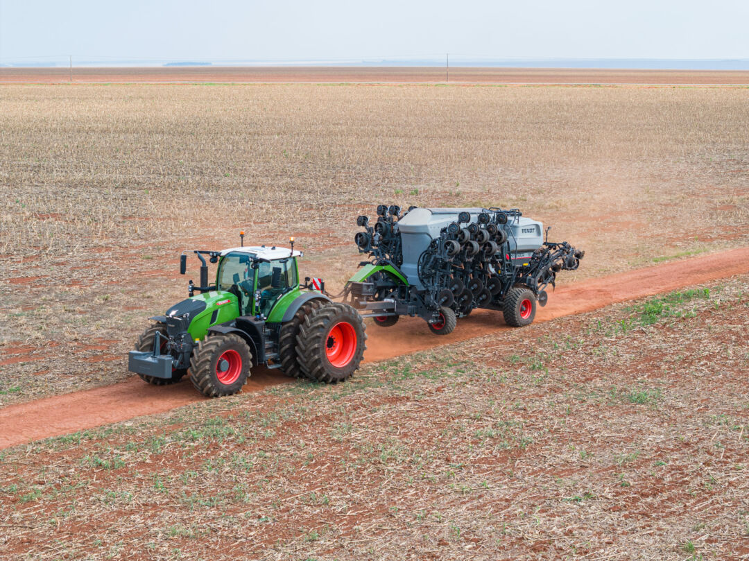 Fendt lança combo com trator versátil e versões menores de plantadeira dobrável