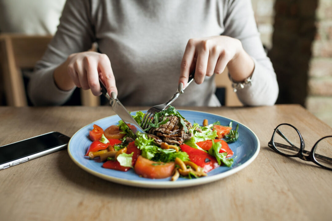 Pesquisa aponta que 72% dos brasileiros querem restaurantes com mais comidas saudáveis