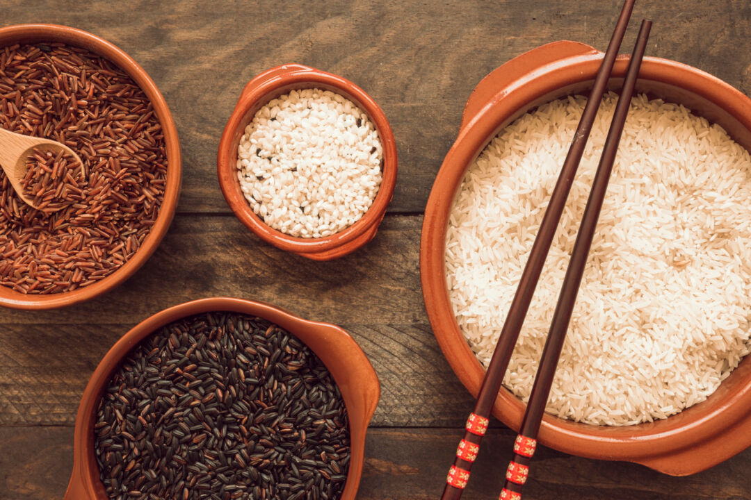 Conheça as principais diferenças nutricionais de três tipos de arroz
