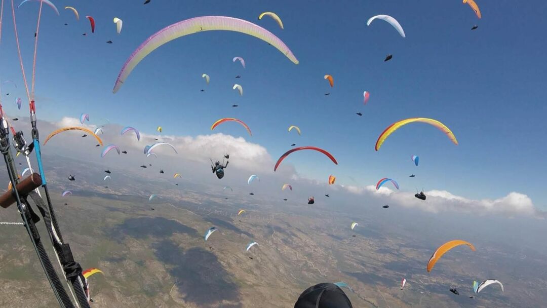 Mais de 100 pilotos disputam campeonato de voo livre no interior do Espírito Santo