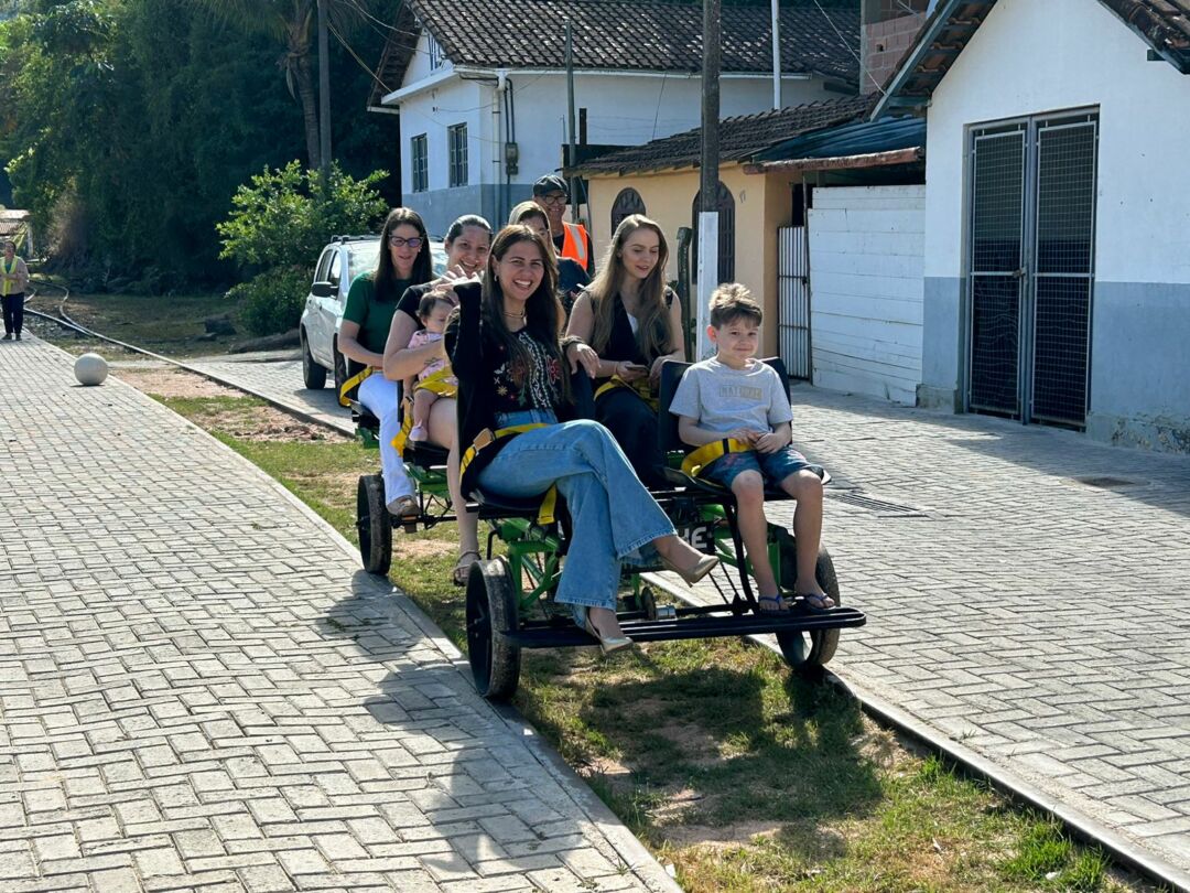 Veículo com pedais que anda sobre trilhos pode ser a nova atração turística nas montanhas