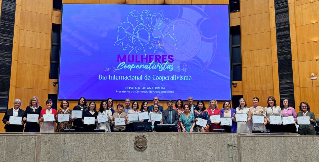 Medalha Luiz Carlos de Oliveira é entregue a mulheres cooperativistas pela Ales