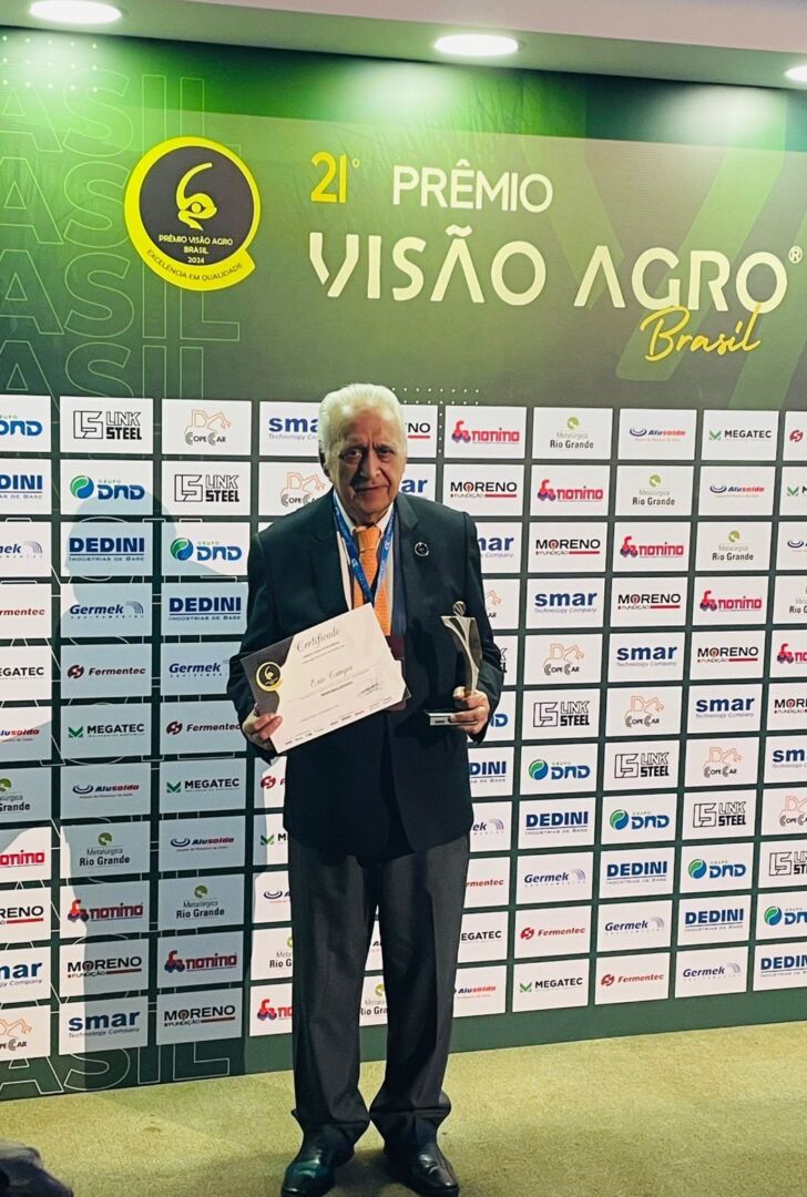 Enio Campoi recebe Prêmio Visão Agro Brasil na categoria Personalidade de Comunicação do Agro