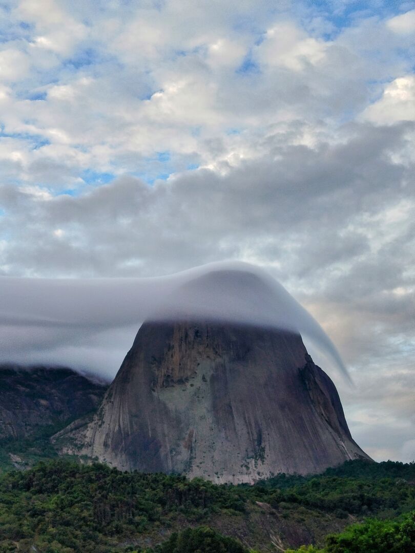 Pedra Azul amanhece coberta por “véu” de nuvens