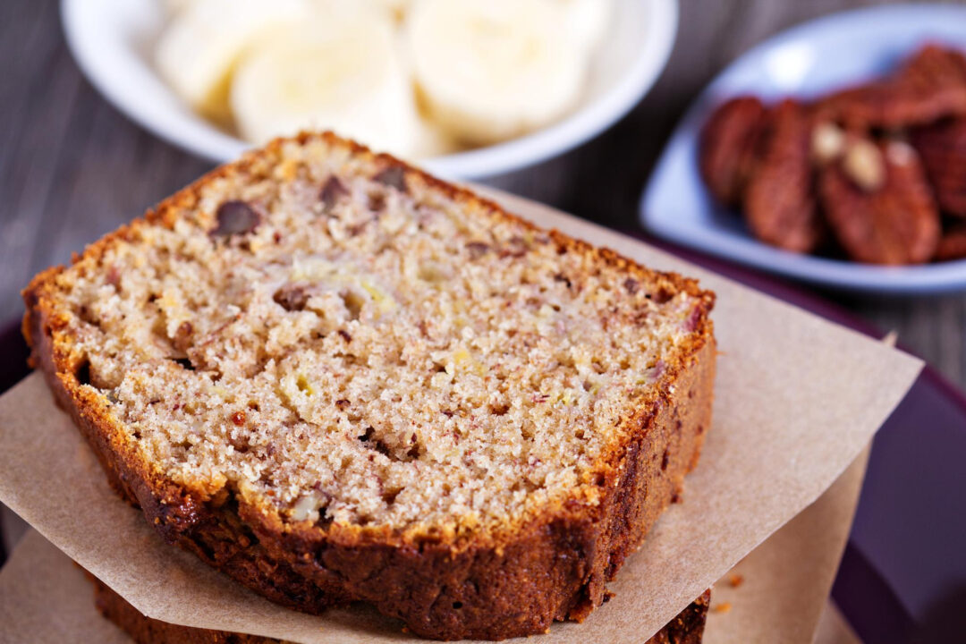 Bolo de banana com nozes