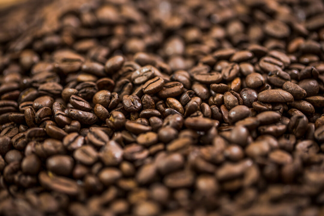 Safra recorde no Brasil pressiona cotações, mas oferta global limitada sustenta mercado do café