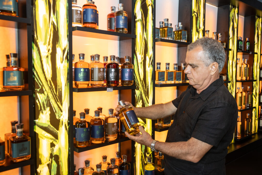 No Dia Nacional da Cachaça, premiado alambique capixaba tem motivos para celebrar