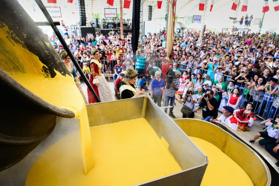 Festa da Polenta começa nesta semana com shows nacionais e farta gastronomia