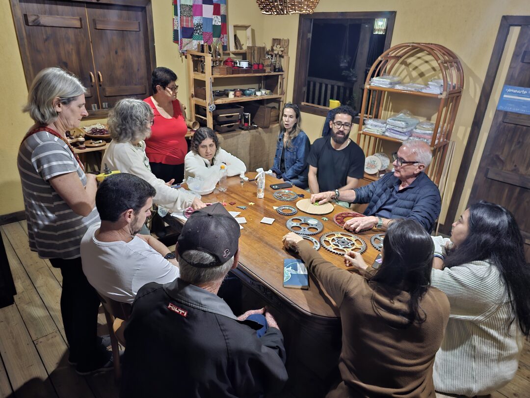 Artesãos de Venda Nova do Imigrante lançam peças após consultoria com designer Ronaldo Barbosa