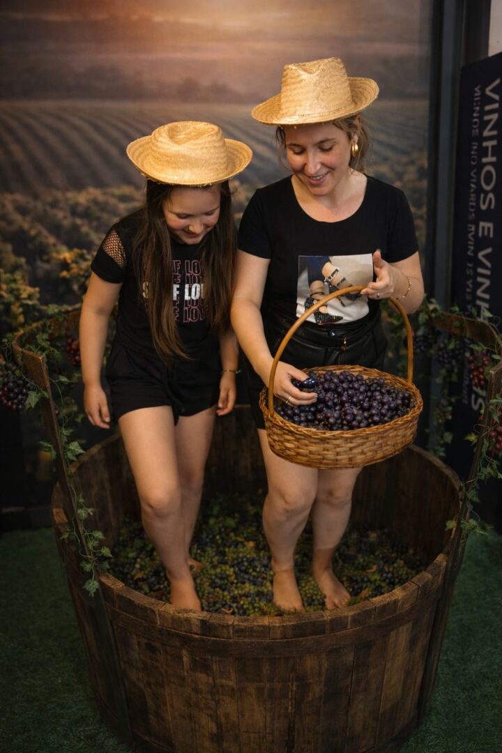 Museu do Vinho oferece pisa das uvas no Centro de Gramado