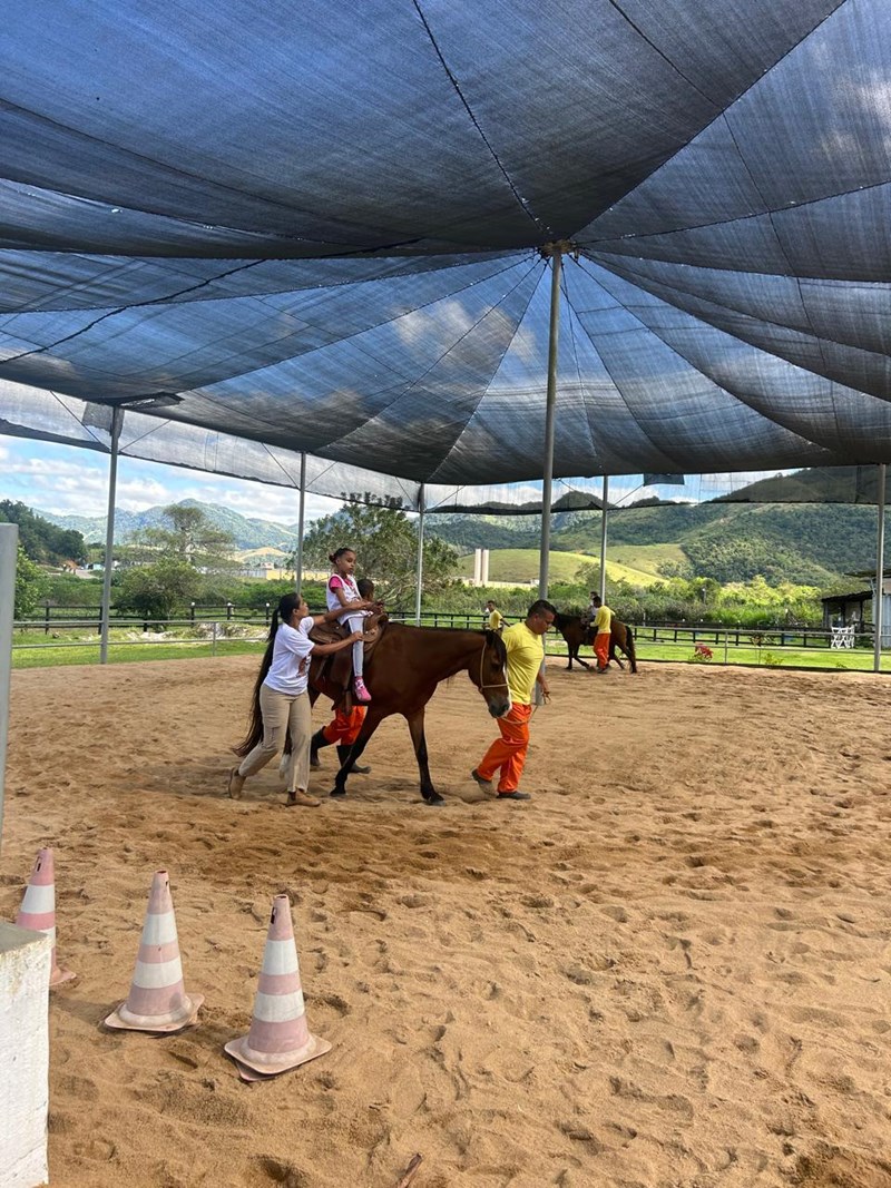 Equoterapia em unidade prisional do ES transforma rotina de crianças e internos em projeto de inclusão