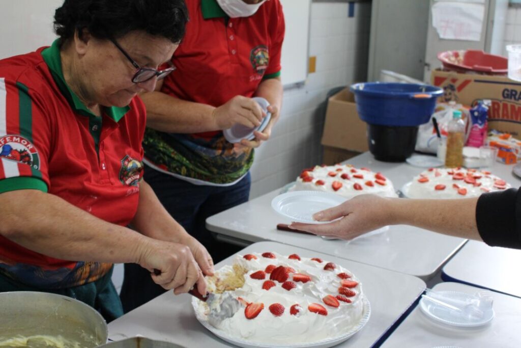 Torta de morango vira aula de cultura e tradição para estudantes