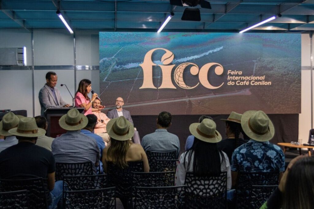 A apresentação do projeto faz parte da programação da FICC 2026, que reúne produtores, empresas, cooperativas, pesquisadores e outros representantes da cadeia do café conilon. A feira terá discussões sobre tecnologia, produtividade, mercado, logística e oportunidades para o setor.