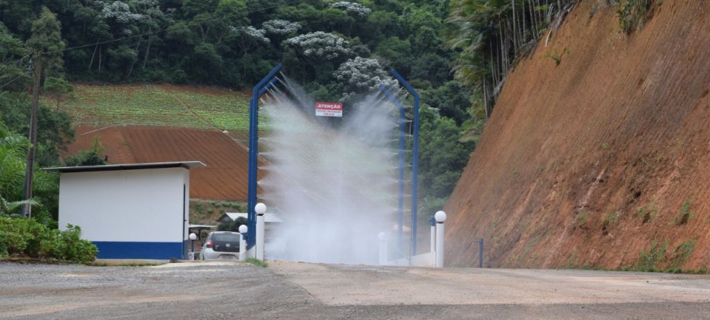 Diante da ocorrência, a AVES reforça a importância da biosseguridade, conjunto de medidas adotadas para reduzir o risco de entrada e disseminação de agentes infecciosos nas granjas.