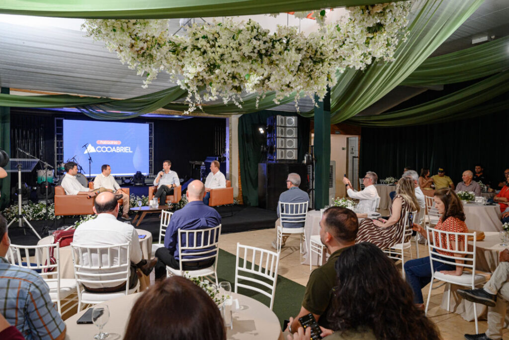 Além da premiação, a programação contou com o painel DIÁLOGOS.AG, realizado em parceria com A Gazeta. Com o tema “Conilon de Excelência: oportunidades para o produtor capixaba”, o encontro reuniu representantes do setor para discutir caminhos para ampliar a presença do café capixaba no mercado nacional e internacional.