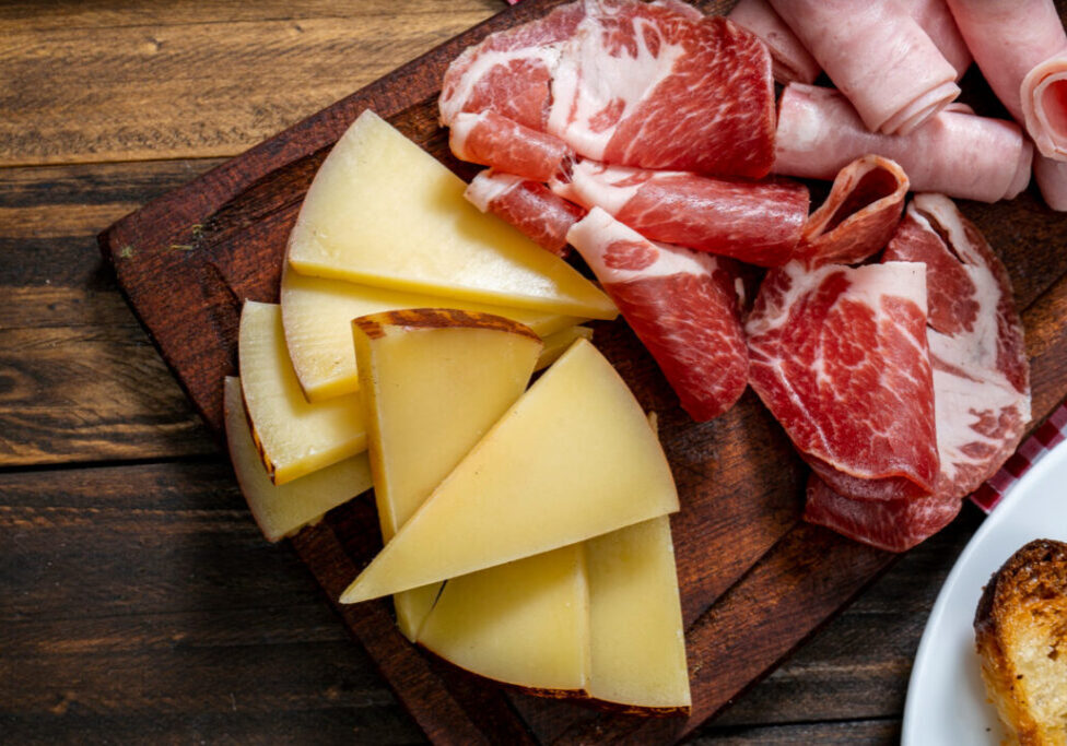 Agroindustria - queijo - embutido - salaminho - freepik