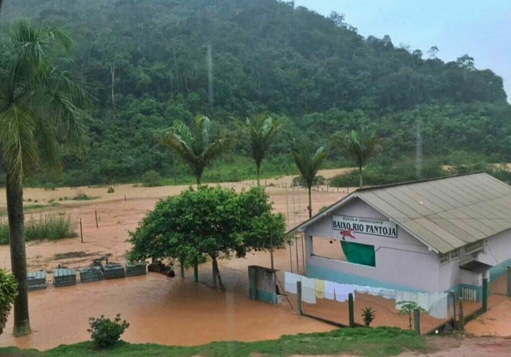 Alagamentos-estradas-interditadas-e-destruicao-apos-fortes-chuvas-na-Regiao-Serrana