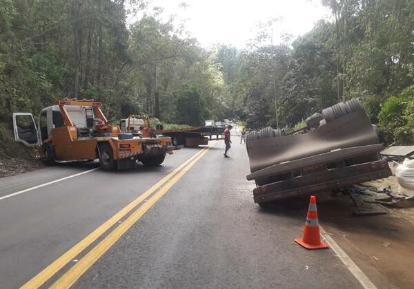 Carreta-transportando-cafe-tomba-na-BR-262-e-carga-se-espalha2