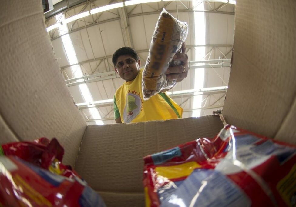 Brasília participa do Dia Nacional de Coleta de Alimentos. Na ação, voluntários recebem doações em supermercados de 60 cidades do País (Marcelo Camargo/Agência Brasil)