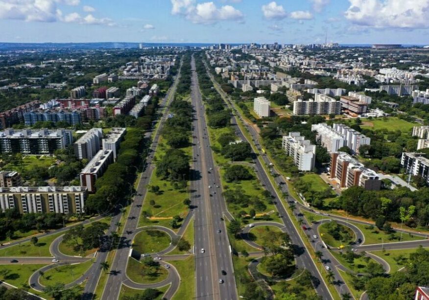 Eixo Rodoviário de Brasília (DF-002), mais conhecido pela alcunha informal de Eixão