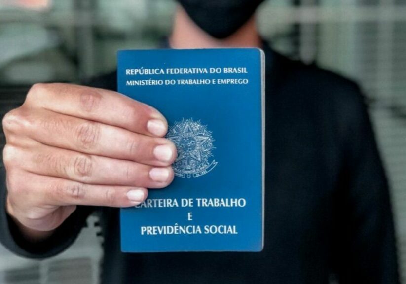Emprego-Carteira-de-Trabalho